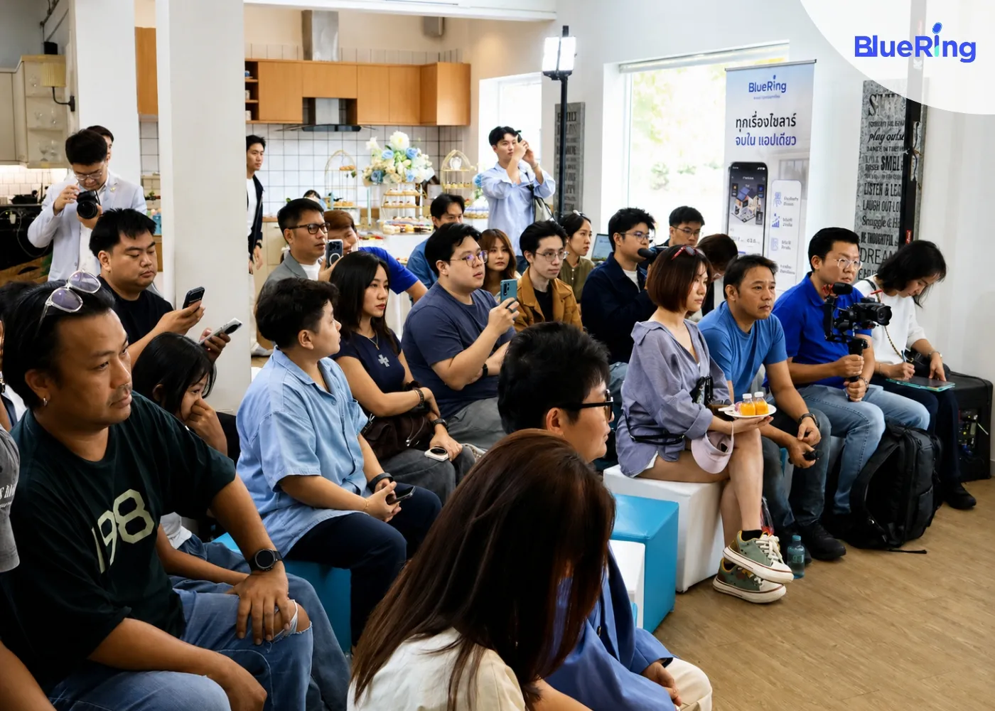ผู้ร่วมงานซักถามรายละเอียดแพ็กเกจ Solar Subscription