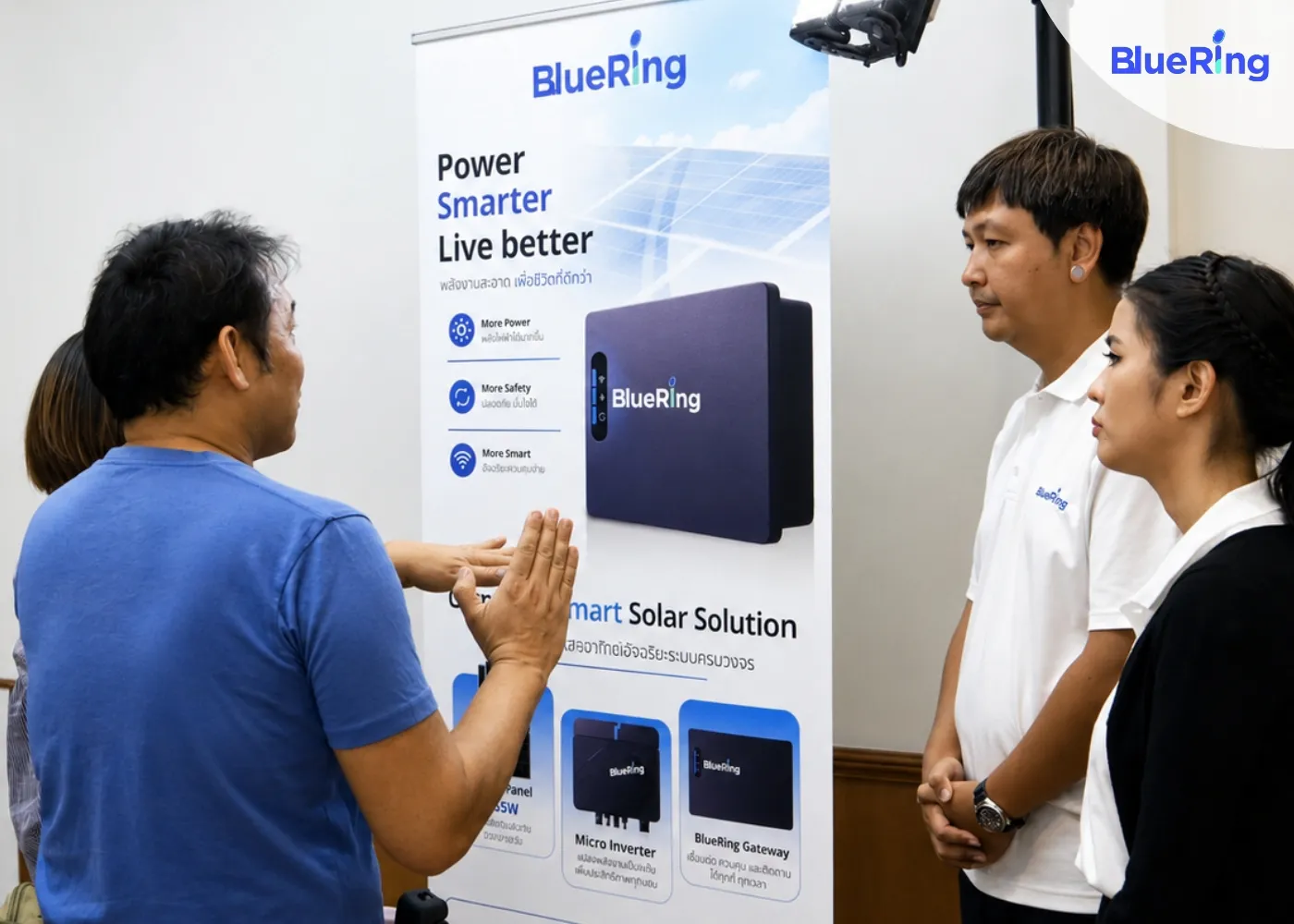 ช่วง Experience Time ผู้ร่วมงานสัมผัสอุปกรณ์โซลาร์เซลล์อย่างใกล้ชิด